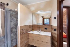 ein Badezimmer mit Waschbecken und Dusche in der Unterkunft Sole tra le Cime - Trepalle in Livigno + 14 Fotos