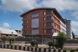 Un edificio con la parola zenzero sopra. di Ginger Srinagar Barzulla Near Srinagar Airport a Srinagar