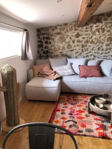 a living room with a couch and a chair at Le Loft Cosy - Centre ville - Cadre Royal in Sète