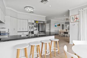 Galería fotográfica de Waterfront Luxury Pool-Spa-Jetty-Pool Table en Daleys Point 33 fotos más