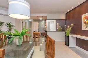 O bucătărie sau chicinetă la Boulevard 224D - Excelente apartamento em condomínio de luxo no centro de Bombinhas - Piscina - Jacuzzi - Academia - Portaria 24h.