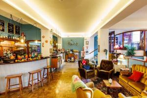 a living room with couches and a bar at Loch Lomond Home Mountain Retreat Katoomba in Katoomba