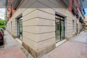 a building with windows on the side of a street at Magia Madrileña para 4 en Calle del Aguila E3 in Madrid