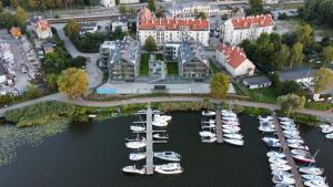 una vista aerea di un porto turistico con barche in acqua di Apartament HORYZONT z widokiem na Jezioro Drwęckie a Ostróda
