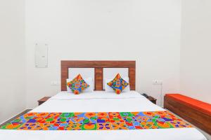 Letto o letti in una camera di FabHotel Shree Venkatesh Nileyam
