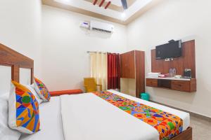 Letto o letti in una camera di FabHotel Shree Venkatesh Nileyam