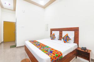 Letto o letti in una camera di FabHotel Shree Venkatesh Nileyam