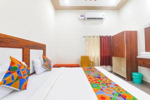 Letto o letti in una camera di FabHotel Shree Venkatesh Nileyam