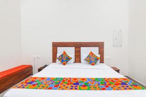 Letto o letti in una camera di FabHotel Shree Venkatesh Nileyam