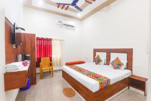 Letto o letti in una camera di FabHotel Shree Venkatesh Nileyam