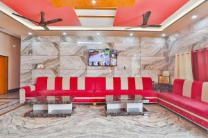 Area soggiorno di FabHotel Shree Venkatesh Nileyam
