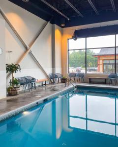 La pileta dentro o cerca de Microtel Inn & Suites by Wyndham Mont Tremblant