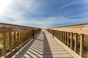 Gallery image of 10th Floor Crystal Tower 2 Bedroom Condo with 2 Outdoor Pools, Lazy River, Heated Indoor Pool, and Direct Beach Access in Gulf Shores