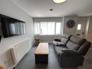 TV a/nebo společenská místnost v ubytování Riverside Apartment
