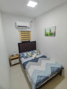 Ένα ή περισσότερα κρεβάτια σε δωμάτιο στο Home in Bacolod