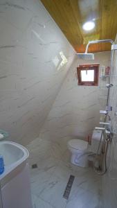 Koupelna v ubytování oak cabin