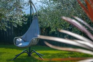 une chaise bleue posée sur l'herbe dans une cour dans l'établissement Villa Laura Krnica near Pula for 8 people - pet friendly with children playground, à Krnica
