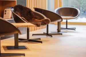 um grupo de cadeiras com um cobertor sobre uma mesa em Steindls Boutique Favourite em Vipiteno
