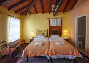 Postel nebo postele na pokoji v ubytování Byron Traditional Hotel