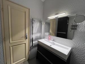 Ένα μπάνιο στο City Lux Apartman +11 φωτογραφίες