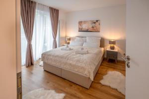 a bedroom with a large bed and a window at Traumhaftes Apartment -Balkon -Hängesessel -WiFi in Viersen