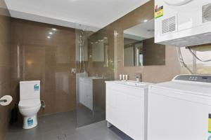 Ένα μπάνιο στο Holiday Home with Ocean Views Wamberal +31 φωτογραφίες