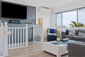 Μια τηλεόραση ή/και κέντρο ψυχαγωγίας στο Holiday Home with Ocean Views Wamberal