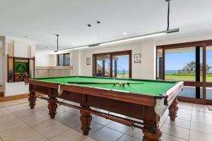Stół bilardowy w obiekcie Spectacular Ocean Front home With Pool