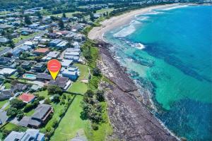 widok z góry na plażę z znakiem stopu w obiekcie Spectacular Ocean Front home With Pool w mieście Shellharbour