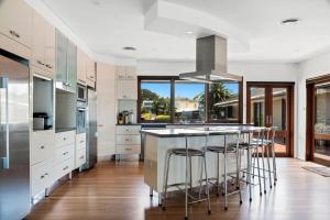 Kuchnia lub aneks kuchenny w obiekcie Spectacular Ocean Front home With Pool