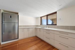 Zdjęcie z galerii obiektu Spectacular Ocean Front home With Pool w mieście Shellharbour