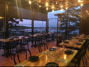 Restauracja lub miejsce do jedzenia w obiekcie Spectacular Ocean Front home With Pool