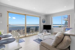 Una sala de estar con vista al mar. en Parklea Sun Seabreeze The Entrance Sleeps 5, en The Entrance