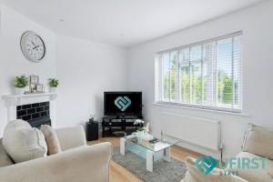 a living room with a couch and a tv at Restful 3BR House - Hot Tub - Near Castle, QMC - City Centre & Trent Bridge - Free WiFi & Parking - Sleeps 6 in Nottingham