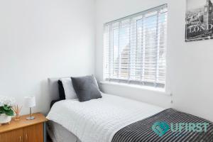a bedroom with a bed and a window at Ideal 3BR Home - Hot Tub - Near Castle, QMC - City Centre & Trent Bridge - Free WiFi & Parking - Sleeps 6 in Nottingham