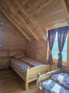 Postel nebo postele na pokoji v ubytování Konaci Očeva Zemlja bungalovi Konaci Očeva Zemlja vikendica