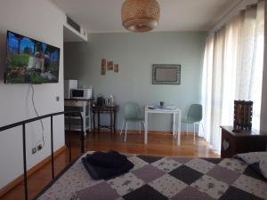 Μια τηλεόραση ή/και κέντρο ψυχαγωγίας στο Suite na Casa da Andreia