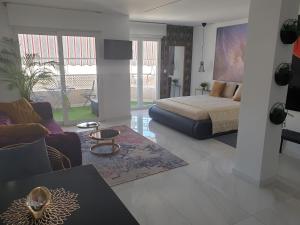 圣波拉Apartamento Pepi Puerto (Adults Only)的一间带床的卧室和一间客厅