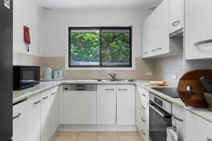 Кухня или мини-кухня в Light filled Villa Moments to the Beach
 +13 фотографий