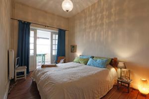 a bedroom with a large bed with blue pillows at Liegen;schaft Guesthouse in Oestrich-Winkel