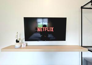 TV a/nebo společenská místnost v ubytování โรงแรมดีรูม D Room