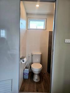 Koupelna v ubytování โรงแรมดีรูม D Room
