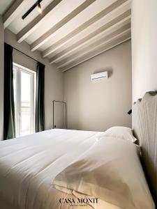 a bedroom with a large white bed and a window at Casa Monti - Sherry Suites A in Jerez de la Frontera +9 photos