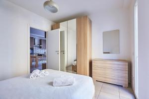 a bedroom with a bed with two towels on it at Affitti Brevi Liguria - Casamare in Varazze