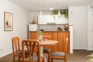 a kitchen and dining room with a table and chairs at La Paz Apart Hotel in Lima