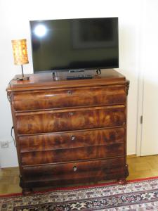 a dresser with a television on top of it at Ferienwohnungen Familie Böckmann in Berlin