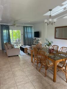 Телевизор и/или развлекательный центр в Beachside Bliss in Rodney Bay - Tuscany Villas