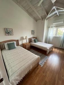 Кровать или кровати в номере Beachside Bliss in Rodney Bay - Tuscany Villas