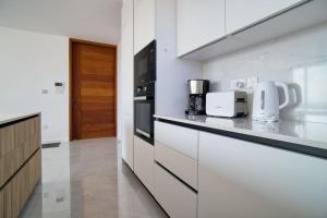 Kuchyň nebo kuchyňský kout v ubytování Starry Bay luxury home