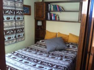 Un dormitorio con una cama con una almohada encima. en Casa vacanze Monginevro, en Montgenèvre